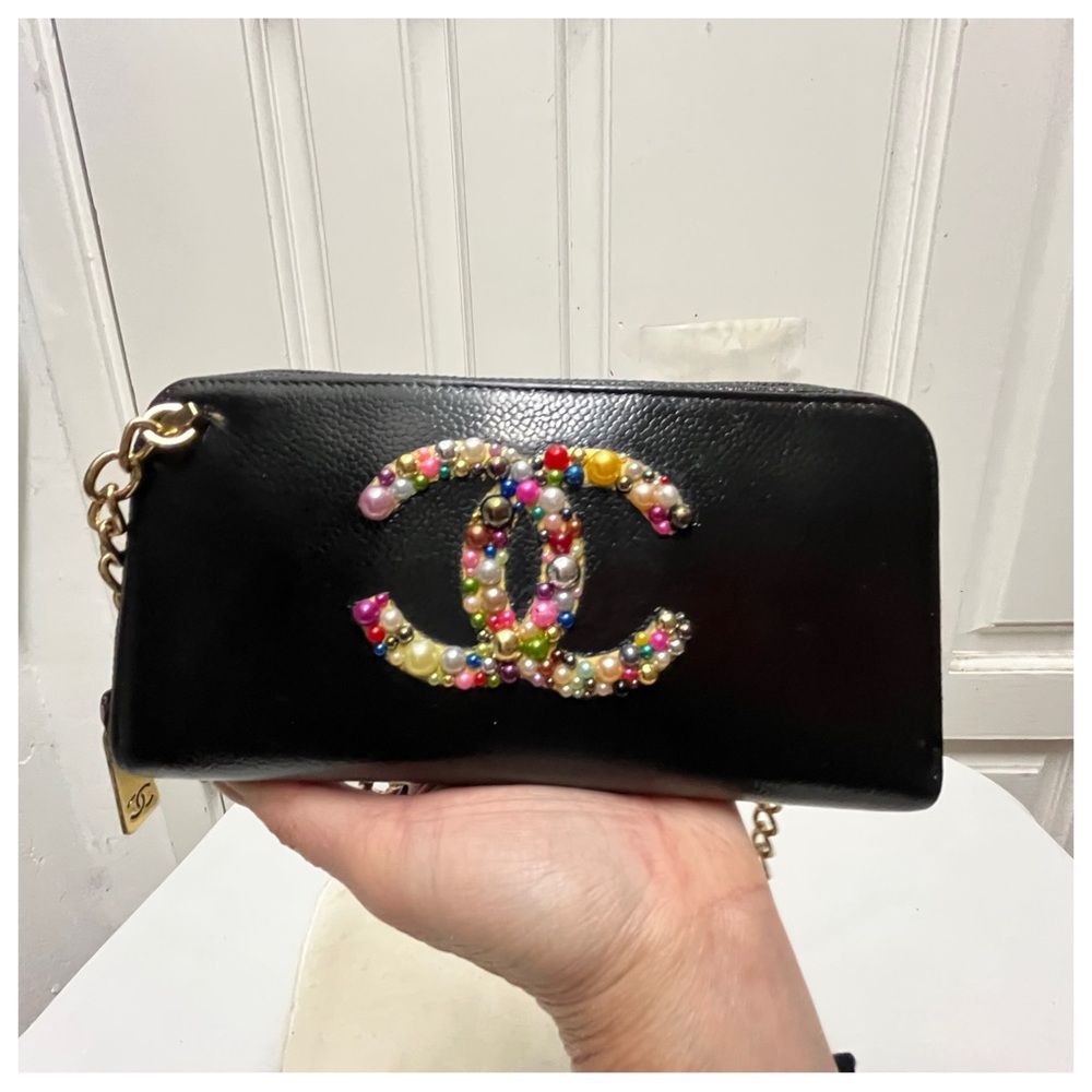 CHANEL Black and Gold Crossbody Bag with Iconic Design - Picture 2 of 10